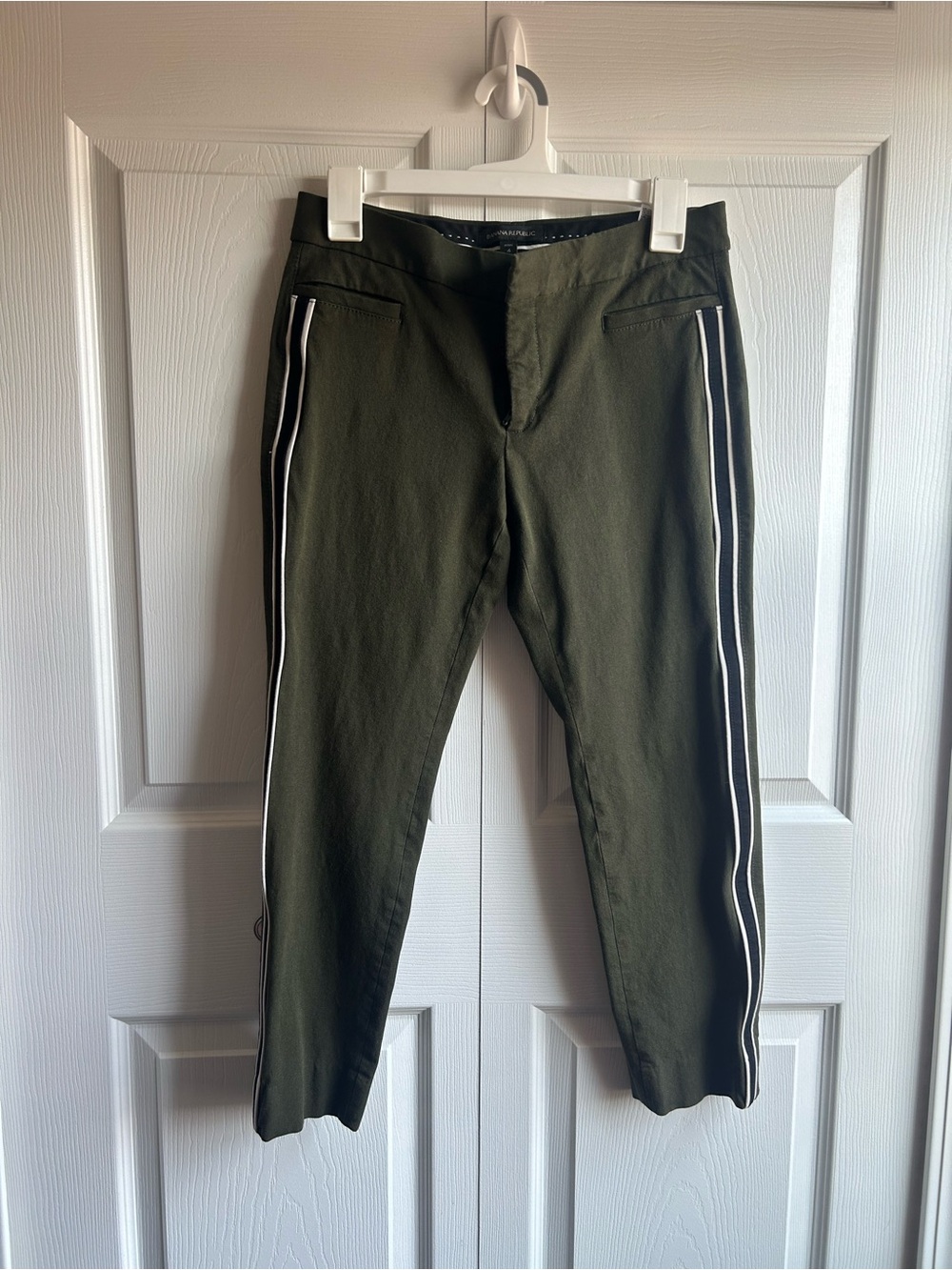 Banana Republic Size 4 Pants - Excellent Condition - Flattering Fit